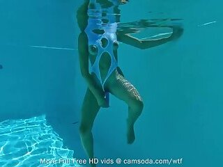 camsoda-Little teen uses dildo during underwater